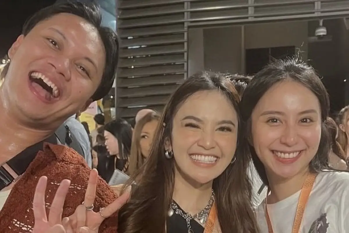 Gaya Selebritis Tanah Air Menyaksikan Konser Bruno Mars di Singapura