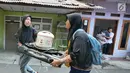 Warga berusaha menyelamatkan harta benda mereka ketika kebakaran melanda permukiman padat penduduk di Manggarai, Jakarta, Rabu (10/7/2019). Belum diketahui pasti penyebab api membakar pemukiman warga tersebut. (Liputan6.com/Herman Zakharia)
