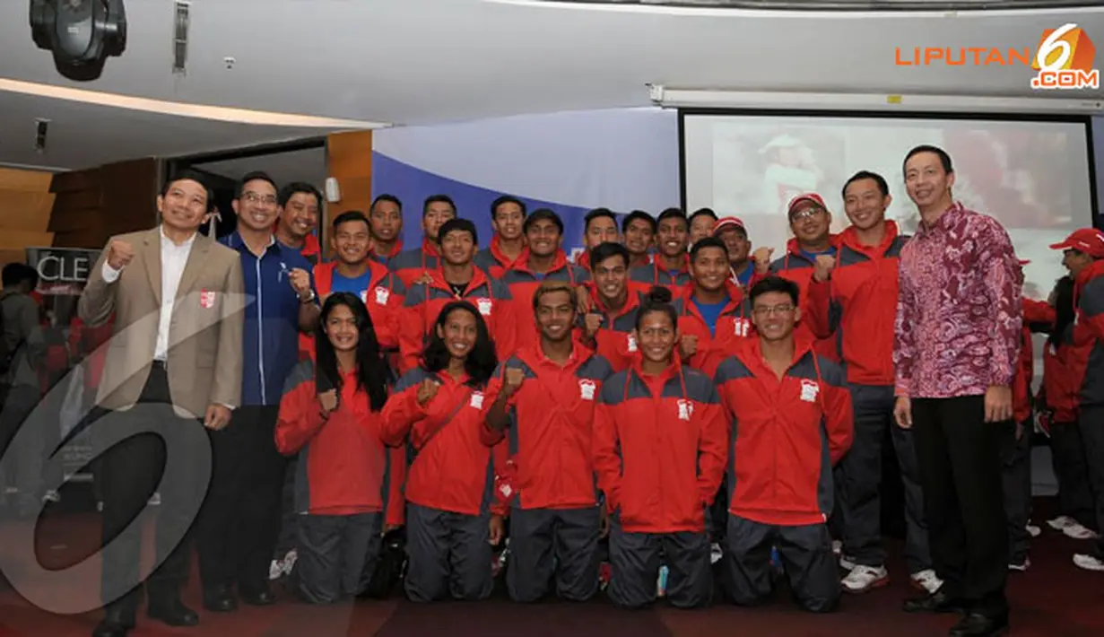 Sejumlah atlet renang beserta tim offical menyatakan kesiapannya menjadi juara di Sea Games 2013 Myanmar (Liputan6.com/Helmi Fithriansyah)
