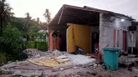 Sebuah rumah yang rusak setelah gempa melanda kepulauan Tanimbar di Maluku (10/1/2023). Berdasarkan informasi BPBD Kabupaten Kepulauan Tanimbar, guncangan gempa dirasakan kuat oleh warga sekitar 3 hingga 5 detik.  (Photo by Handout / BNPB / AFP)