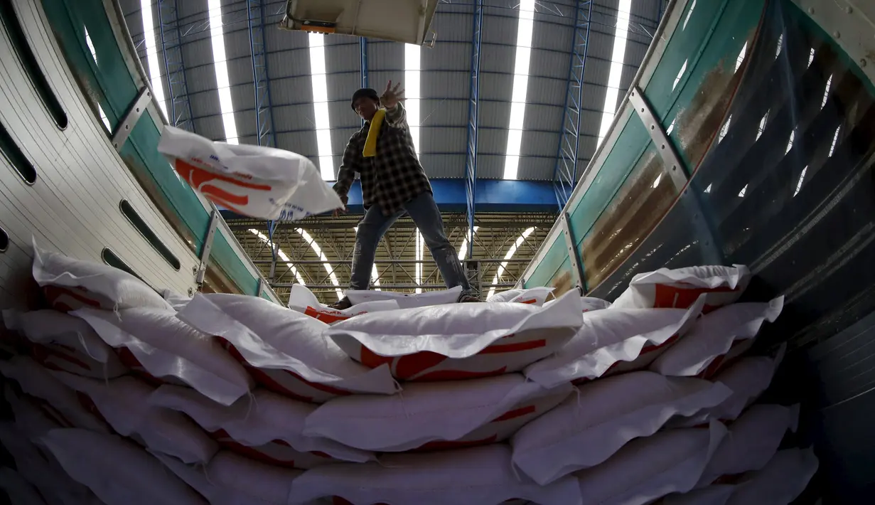 Pekerja menyiapkan paket beras di pabrik provinsi Chainat, Thailand (16/12/2015). Bulog memperkirakan sampai akhir tahun ini penyerapan beras impor sebanyak 350.000 sampai 700.000 ton. (REUTERS / Jorge Silva)