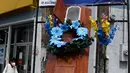 Warga berjalan dekat peti mati dengan tulisan, "Anda memutuskan, di rumah atau di dalam kotak ini", sebagai bagian dari kampanye pemerintah setempat di jalan-jalan kotamadya Escuintla, Guatemala City pada 21 Juli 2020. Kampanye itu sebagai upaya menghentikan penyebaran COVID-19. (Johan ORDONEZ/AFP)