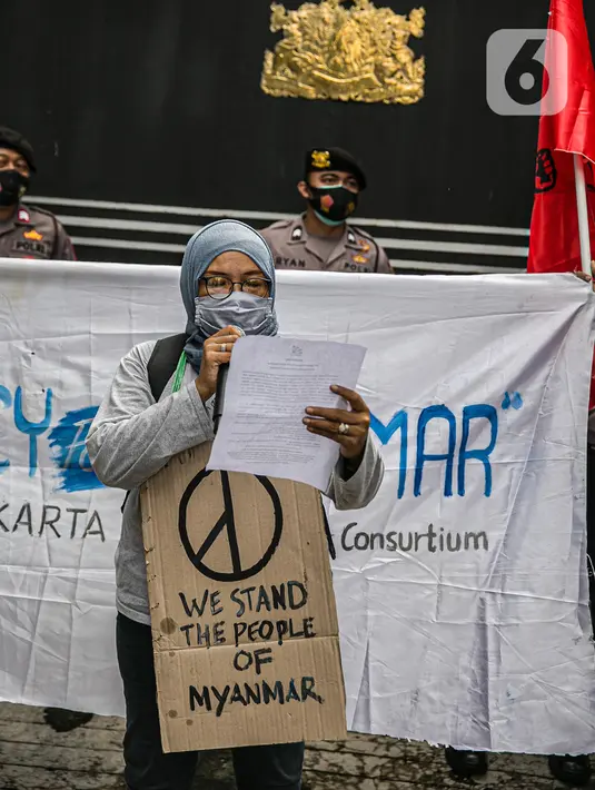 Massa Leader and Organizer of Community Organization in Asia ( LOCOA) berorasi saat menggelar aksi damai di depan Kedutaan Besar Myanmar, Jakarta, Jumat (5/2/2021). Massa mengecam mundurnya demokrasi di Myanmar. (Liputan6.com/Faizal Fanani)
