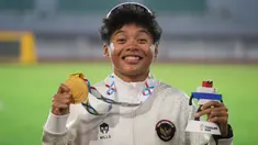 Atlet lari gawang putri Indonesia, Dina Aulia berpose saat upacara pemberian medali untuk final lari gawang 100 meter putri di SEA Games ke-33 di Bangkok, Thailand, Jumat 12 Desember 2025. Indonesia mendominasi 100 meter lari gawang putri SEA Games 2025 Thailand. (AP Photo/Achmad Ibrahim)