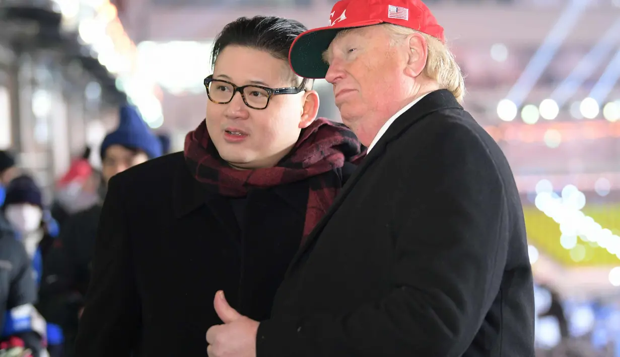 Dua pria berpakaian seperti pemimpin Korea Utara Kim Jong Un (kiri) dan Presiden AS, Donald Trump berpose bersama saat menghadiri upacara pembukaan Olimpiade Pyeongchang 2018 di Pyeongchang, Korea Selatan (9/2). (AFP Photo/Mohd Rasfan)