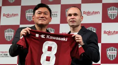 Mantan pemain Barcelona, Andres Iniesta (kanan) bersama pemilik klub Vissel Kobe, Hiroshi Mikitani memegang seragam Vissel Kobe saat konferensi pers di Tokyo, Jepang, Kamis (24/5). Iniesta resmi bergabung dengan Vissel Kobe. (AP Photo/Eugene Hoshiko)