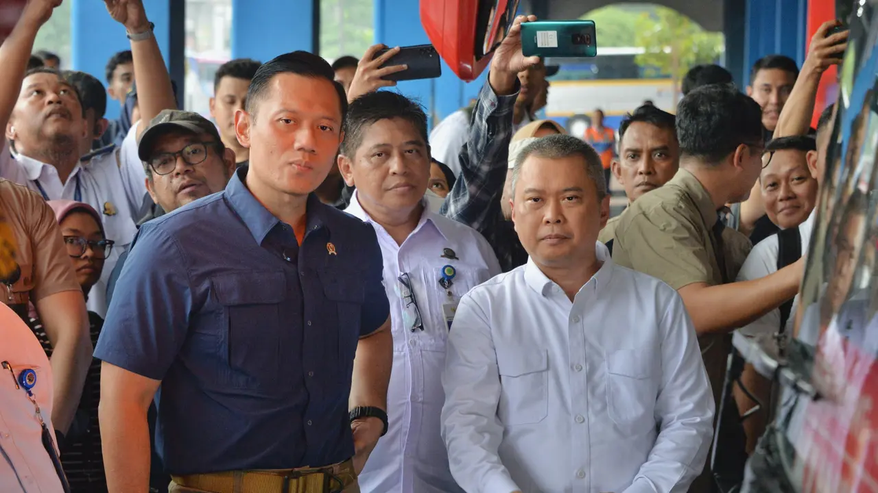 Menteri Perhubungan Dudy Purwagandhi mewanti-wanti kelaikan dari angkutan jalan seperti bus selama periode Natal 2024 dan Tahun Baru 2025 (Nataru).