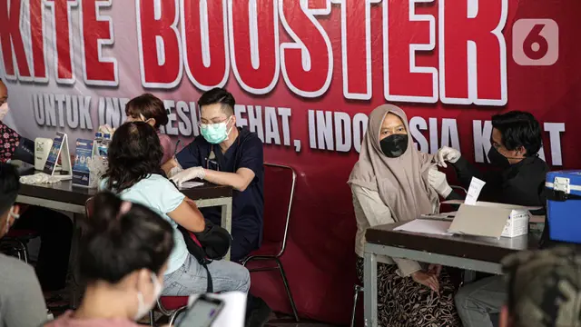 FOTO: Pedagang Pasar Tanah Abang Jalani Vaksinasi Booster COVID-19