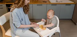 Dari mengenali tanda lapar hingga menghargai rasa kenyang, orangtua dapat menemani bayi belajar makan tanpa menjadikan setiap suapan sebagai perlombaan. (Foto/Dok: Pexels)