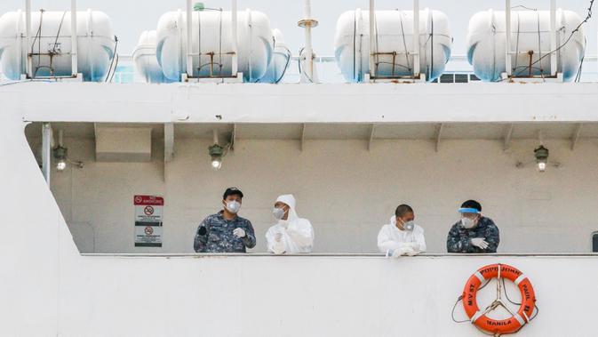 Personel Penjaga Pantai Filipina terlihat di dalam sebuah kapal penumpang yang diubah menjadi fasilitas karantina COVID-19 di Manila pada 13 April 2020. Filipina pada Senin (13/4) melaporkan 284 kasus baru COVID-19, sehingga total kasus di negara itu menjadi 4.932. (Xinhua/Rouelle Umali)