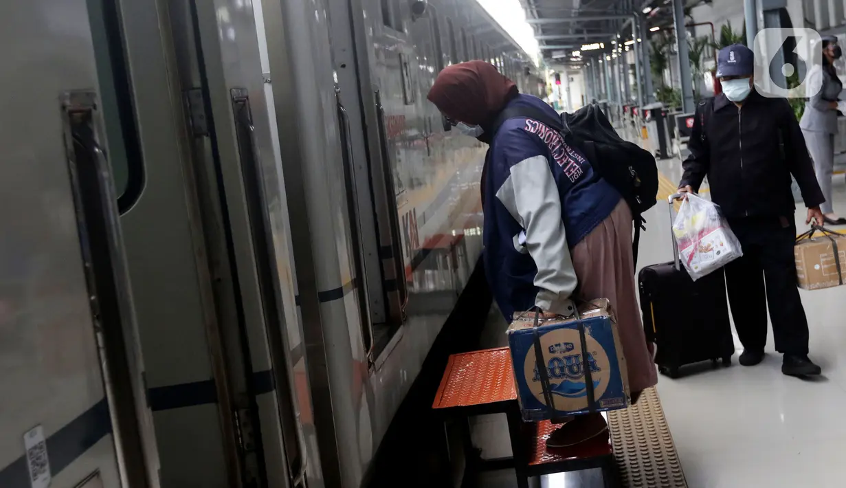 Penumpang menaiki kereta Jayabaya jurusan Jakarta-Malang di Stasiun Pasar Senen, Jakarta, Jumat (28/1/2022). Jelang libur Tahun Baru Imlek, jumlah penumpang di Stasiun Pasar Senen mengalami kenaikan 8.598 orang dibanding Jumat (21/1) lalu sebanyak 7.402 orang. (Liputan6.com/Helmi Fithriansyah)