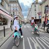 Luna Maya bersama temannya saat bersiap berkeliling kota Paris menggunakan sepeda. Ia tampil cantik mengenakan Kaos dan topi putih dengan membawa tas Hermes. (Instagram/lunamaya)