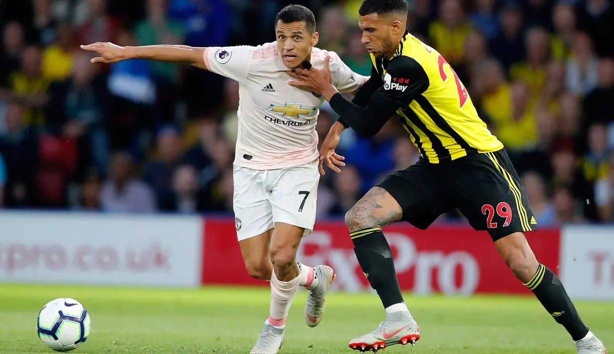 Penyerang Manchester United, Alexis Sanchez berusaha melewati pemain Watford, Etienne Capoue selama pertandingan lanjutan Liga Inggris di stadion Vicarage Road, Inggris (15/9). MU menang tipis 2-1 atas Watford. (AP Photo/Frank Augstein)