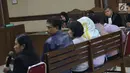 Terdakwa dugaan suap kerja sama pengangkutan pupuk, Asty Winasti (ketiga kiri) menyimak keterangan bawahan Bowo Sidik Pangarso di PT Inesia, Indung saat bersaksi pada sidang lanjutan di Pengadilan Tipikor, Jakarta, Rabu (10/7/2019). (Liputan6.com/Helmi Fithriansyah)