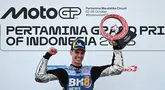 Pembalap MotoGP Spanyol tim BK8 Gresini Racing, Fermin Aldeguer, merayakan kemenangan di podium usai menjuarai balapan MotoGP Indonesia 2025 di Sirkuit Mandalika, Lombok, pada Minggu (5/10/2025). (AFP/Sonny Tumbelaka).