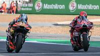 Duel Pedro Acosta dan Marc Marquez pada Sprint Race MotoGP Thailand 2026 di Sirkuit Buriram,hari Sabtu (28/02/2026). (Lillian SUWANRUMPHA / AFP)