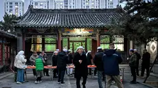 Warga Muslim etnis Hui Tiongkok, berbuka puasa di sebuah masjid selama minggu terakhir bulan suci Ramadan di Beijing pada 17 Maret 2026. Ramadan merupakan momen penting bagi Etnis Hui, kelompok Muslim terbesar di Tiongkok. (Adek BERRY/AFP)