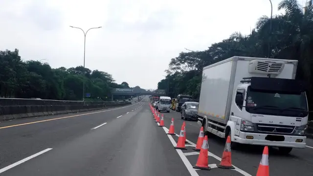 PT Jasamarga Transjawa Tol Berlakukan Contraflow Situasional KM 72 s.d KM 47 Arah Jakarta Jalan Tol Jakarta-Cikampek
