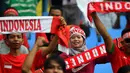 Suporter Timna Indonesia U-22 bersorak membentangkan syal sebelum pertandingan melawan Thailand selama Asian Games ke-29 (SEA Games) di Stadion Shah Alam, Kuala Lumpur, Malaysia (15/8). (AFP Photo/Manan Vatsyayana)