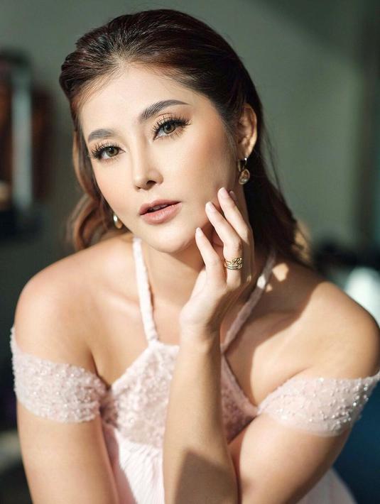 <p>Karena sering memerankan tokoh jahat, Eva Anindita kerap dijuluki sebagai 'Ratu Antagonis' oleh penggemarnya. (FOTO: instagram.com/eva_anindita_zachrie/)</p>