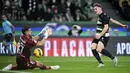 Pemain Sporting CP, Viktor Gyokeres (kanan) berusaha mencetak gol ke gawang Estoril Praia ditepis oleh kiper Joel Robles dalam laga lanjutan Liga Portugal 2024/2025 di Stadion Jose Alvalade, Lisbon, Portugal, Senin (03/03/2025) waktu setempat. (AFP/Patricia De Melo Moreira)