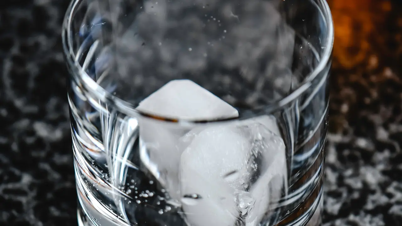 Minuman Berkarbonasi dan Es Batu