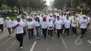 Istri Wakil Presiden Jusuf Kalla (tengah) berjalan bersama para peserta fun walk 2015, Jakarta, Minggu (29/3/2015). acara ini dalam rangka memperingati hari autisme sedunia yang jatuh tanggal 2 april setiap tahunnya. (Liputan6.com/Herman Zakharia)