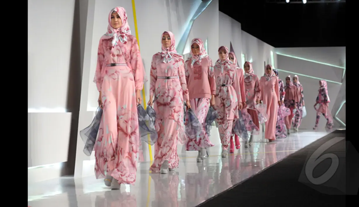 Sejumlah model memperagakan busana rancangan Itang Yunaz pada ajang Indonesia Fashion Week 2015 di JCC Senayan, Jakarta, Sabtu (27/2/2015). (Liputan6.com/Panji Diksana)