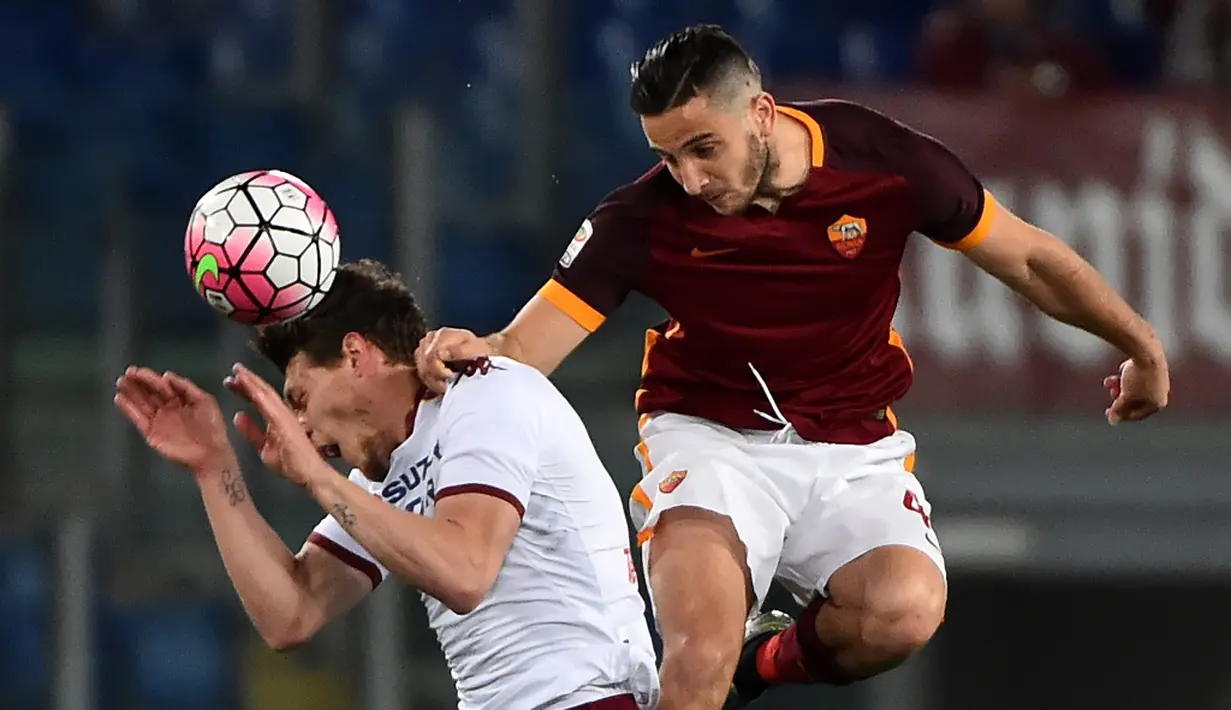 Pemain AS Roma, Kostas Manolas (kanan), duel dengan pemain Torino, Andrea Belotti, pada pertandingan Serie A di Stadion Olimpico, Roma, Kamis (21/4/2016) dini hari WIB. (AFP/Gabriel Bouys)