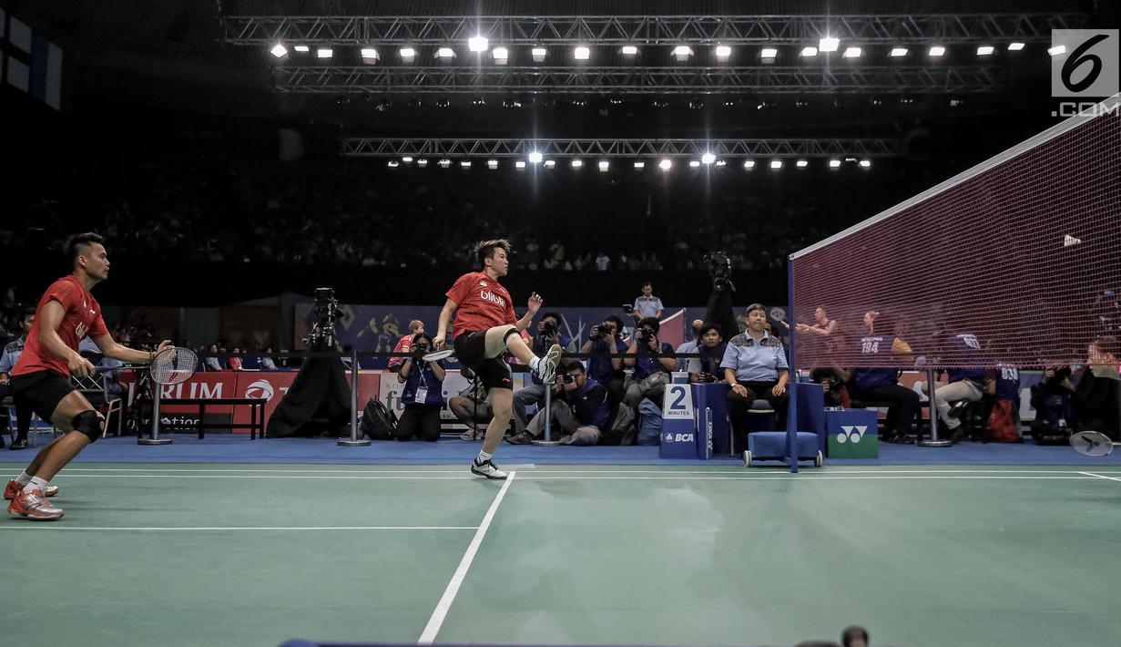 Ganda Campuran Indonesia Tontowi Ahmad/Liliyana Natsir melakukan selebrasi usai meraih poin saat melawan Dukyoung Kim/Kim Ha Na (Korea) pada laga pertama Indonesia Open 2017 di Jakarta, Selasa (13/6). (Liputan6.com/Faizal Fanani)