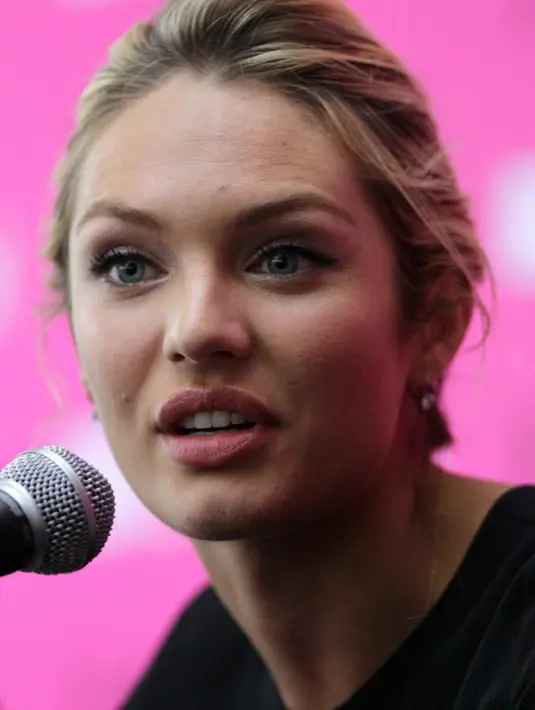 Candice tertangkap kamera tersandung dengan tali sepatu hak tingginya yang tidak diikat. Dia mendapatkan beberapa luka berdarah di lututnya. (Bintang/EPA)