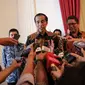 Presiden Joko Widodo memberikan keterangan pers terkait kisruh pencatutan namanya dan wapres Jusuf Kalla di Istana Negara, Jakarta, Rabu (18/11/2015). Kasus tersebut kini sudah dibawa ke Mahkamah Kehormatan Dewan (MKD). (Liputan6.com/Faizal Fanani)