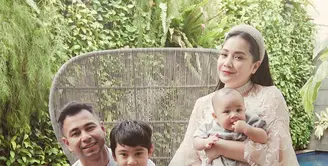 Keluarga Nagita Slavina dan Raffi Ahmad kembali memilih baju seragam Lebaran keluarga dari desainer Sapto Djojokartiko. Gigi memakai dress beraksen kerah tinggi yang juga terlihat seperti aksesori kalung choker. (Foto: Instagram @raffinagita1717)