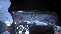 Bagian kemudi dari mobil Tesla Roadster yang dilengkapi manekin astronot saat berada di roket Falcon Heavy (6/2). Roket tersebut berhasil diluncurkan pada Rabu (7/2) pagi atau Selasa pukul 15:45 waktu Florida, Amerika Serikat. (Ho/SpaceX/AFP)