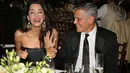 Amal Clooney memamerkan cincin tunangannya yang ditaksir seharga 750 ribu dolar. Foto: Vogue.