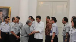Penandatangan antara Gubernur DKI Jakarta Jokowi dan Dirjen Hubla Kapten Bobby R Mamahit, juga turut disaksikan Direktur Utama PT Kawasan Berikat Nusantara (KBN) Sattar Taba, Kamis (14/8/14). (Liputan6.com/Herman Zakharia)
