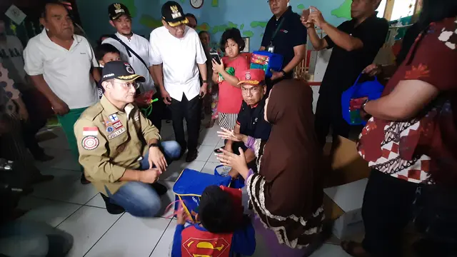 Mensos Juliary Serahkan Bantuan Logistik Korban Banjir Ciledug