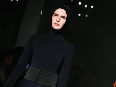 Model mengenakan hijab modern dan busana koleksi terbaru merek legendaris Paris, Lanvin pada Paris Fashion Week Fall/Winter 2018/2019, Rabu (28/2). Hijab itu menyerupai hijab instan atau yang biasa disebut ciput ninja di Indonesia. (AP/Kamil Zihnioglu)