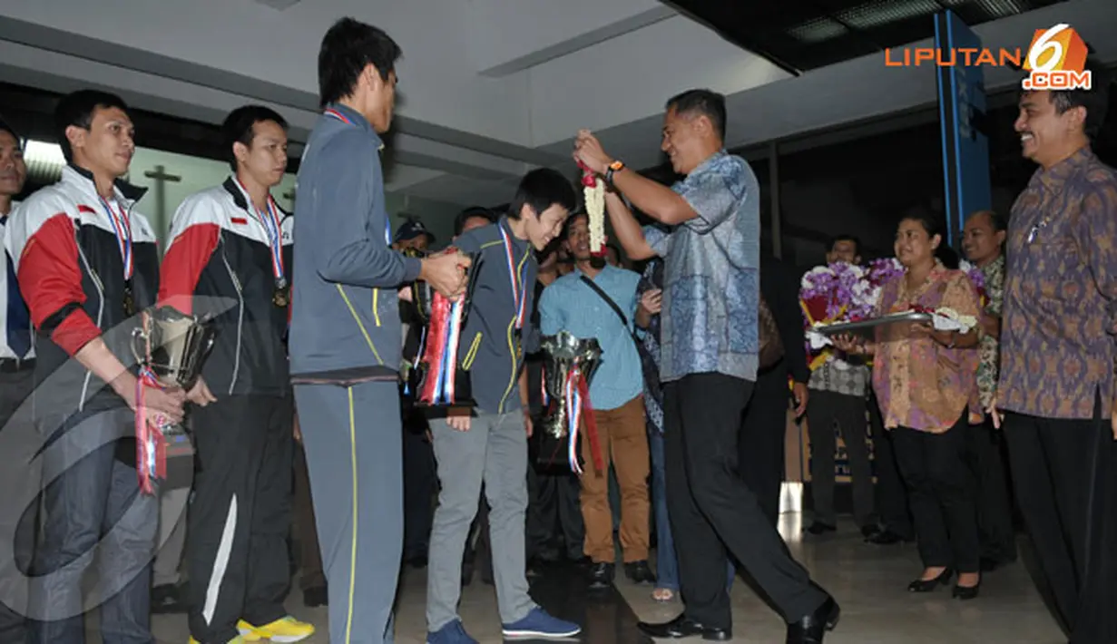 Gita Wirjawan sedang mengalungkan bunga pada Lilyana yang sukses meraih kemenangan dalam Kejuaraan Dunia Bulutangkis di Cina (Liputan6.com/ Helmi Fithriansyah).
