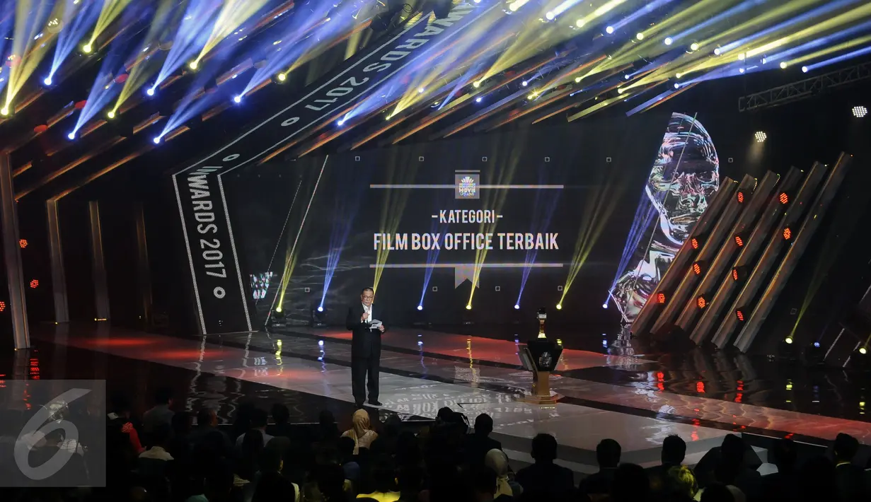 Aktor Deddy Mizwar saat membacakan nominasi Film Box Office Terbaik pada Indonesian Box Office Movie Awards 2017 di Studio 6 Emtek City, Jakarta, Kamis (30/3). Ada 10 nominasi film dengan penonton terbanyak selama 2016, (Liputan6.com/Helmi Fithriansyah)