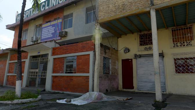 Jenazah yang tergeletak selama tiga hari terlihat di luar sebuah klinik di Guayaquil, Ekuador, Jumat (3/4/2020). Otoritas setempat telah mengumpulkan sekitar 150 jenazah korban virus corona COVID-19 dari jalan-jalan dan rumah-rumah warga di Guayaquil. (Str/Marcos Pin/AFP)