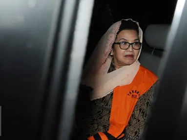 Mantan Menteri Kesehatan Siti Fadilah Supari memasuki mobil usai menjalani pemeriksaan di Gedung KPK Jakarta, Rabu (9/11). Siti Fadilah diperiksa sebagai saksi dalam kasus pengadaan alat kesehatan terkait flu burung. (Liputan6.com/Helmi Affandi)