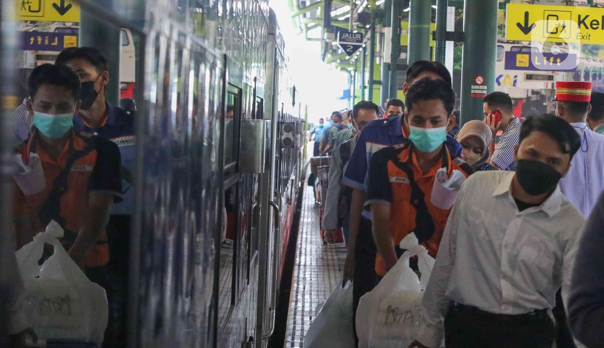 <p>Calon penumpang bersiap menaiki kereta api di Stasiun Gambir, Jakarta, Jumat (22/4/2022). Adapun Volume penumpang berangkat sebanyak 6.300 atau 41 persen dari total Tempat Duduk yang tersedia sebanyak 15.506. (Liputan6.com/Herman Zakharia)</p>