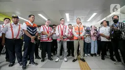 Heru dan Budi Karya kemudian diberi penjelasan oleh petugas LRT mengenai progres pembangunan LRT Jabodebek. (Liputan6.com/Faizal Fanani)