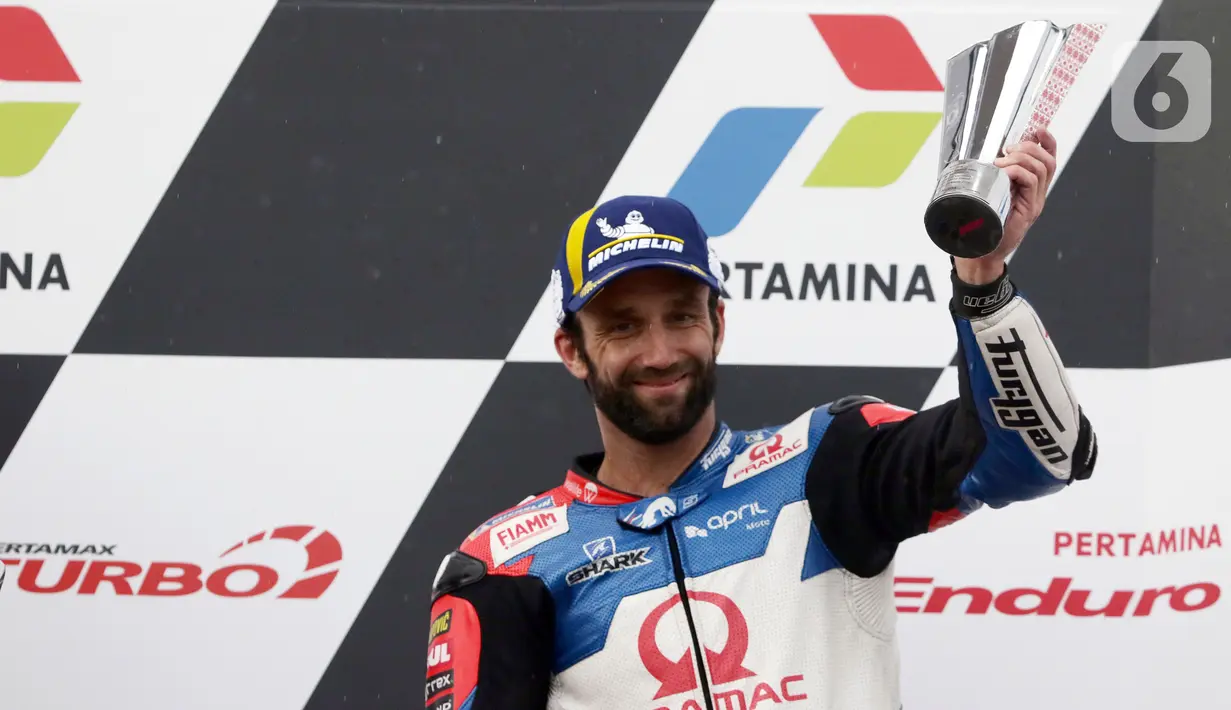 Pembalap MotoGP dari tim Pramac Racing, Johann Zarco mengangkat piala posisi ketiga Pertamina Mandalika International Street Sirkuit, NTB, Minggu (20/3/2022). Pembalap Red Bull KTM Factory Racing, Miguel Oliveira menempati posisi pertama MotoGP Mandalika 2022. (Liputan6.com/Helmi Fithriansyah)