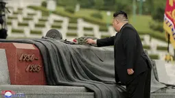 Kim Jong Un mengunjungi pemakaman tentara Korea Utara dan China yang bertempur dalam Perang Korea menjelang peringatan 70 tahun gencatan senjata peperangan tersebut pada hari Kamis besok. (STR/KCNA VIA KNS/AFP)