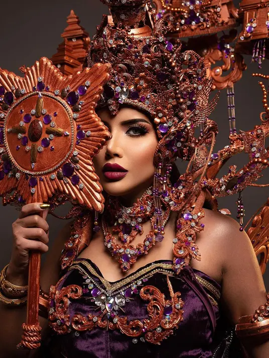 Penampilan Millen disempurnakan dengan polesan makeup bold oleh Makeup Artist, Aries Wahyu Anggraini.