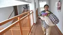 Warga membawa barang saat mulai menempati unit Kampung Susun Kunir, Pinangsia, Tamansari, Jakarta Barat, Minggu (11/9/2022). Masing-masing unit Kampung Susun Kunir berukuran 36 meter persegi. (merdeka.com/Iqbal S. Nugroho)