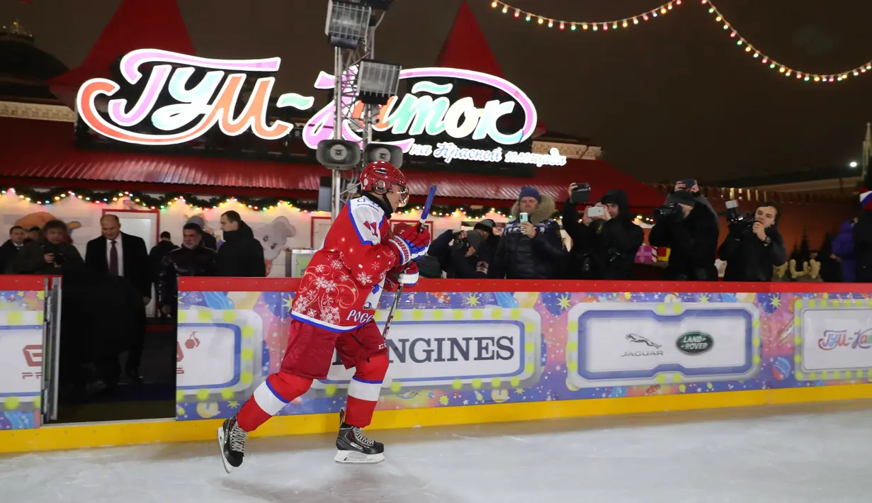 Presiden Rusia Vladimir Putin bersiap mengikuti pertandingan eksihibisi Night Hockey League di gelanggang es di Lapangan Merah, Moskow, Rabu (25/12/2019). Night Hockey  merupakan turnamen berisi gabungan klub dan pemain amatir. (Alexey DRUZHININ/SPUTNIK/AFP)