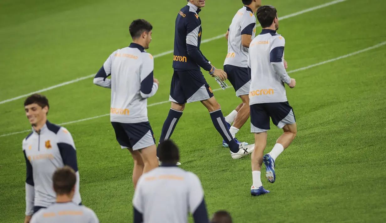 Pelatih Real Sociedad Imanol Alguacil (tengah) memimpin sesi latihan menjelang matchday ketiga Grup D Liga Champions 2023/2024, di Luz stadium, Lisbon, Senin (23/10/2023). (Patricia DE MELO MOREIRA / AFP)